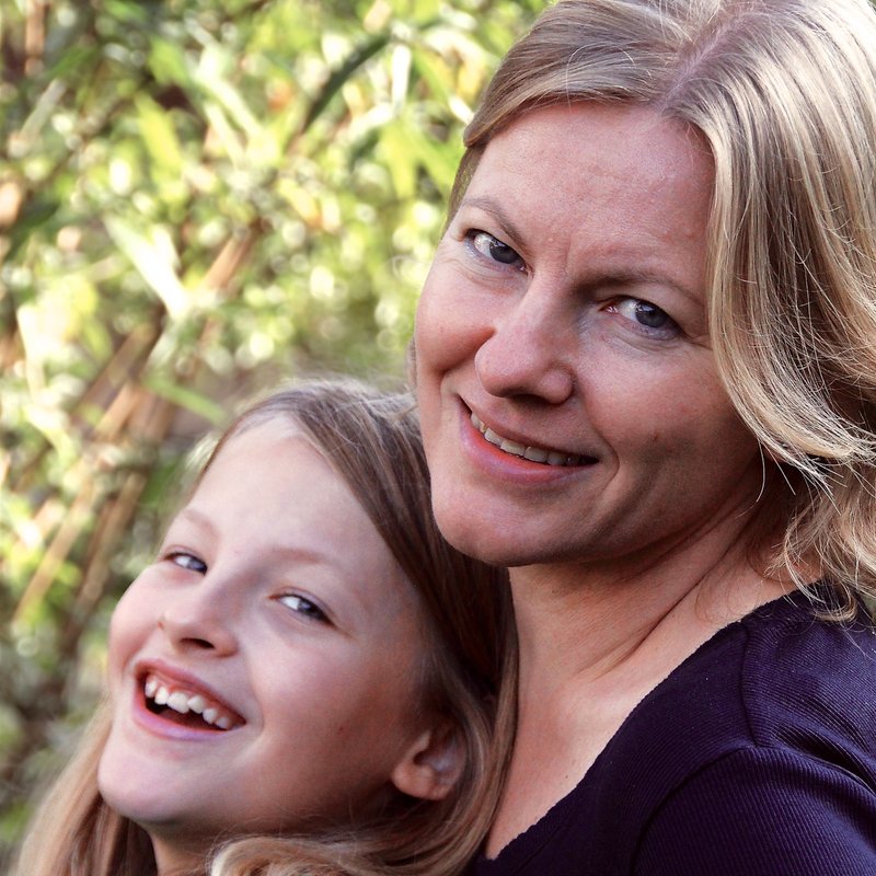 Portrait: Autorin Sylvia Schaum mit Tochter im Wald