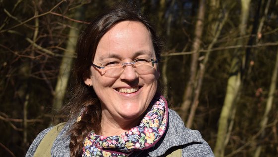 Portrait: Autorin Ingrid Retterath im Wald