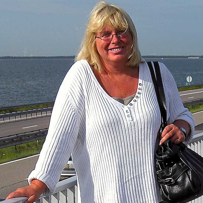 Portrait: Autorin Monika Diepstaten vor Nordsee