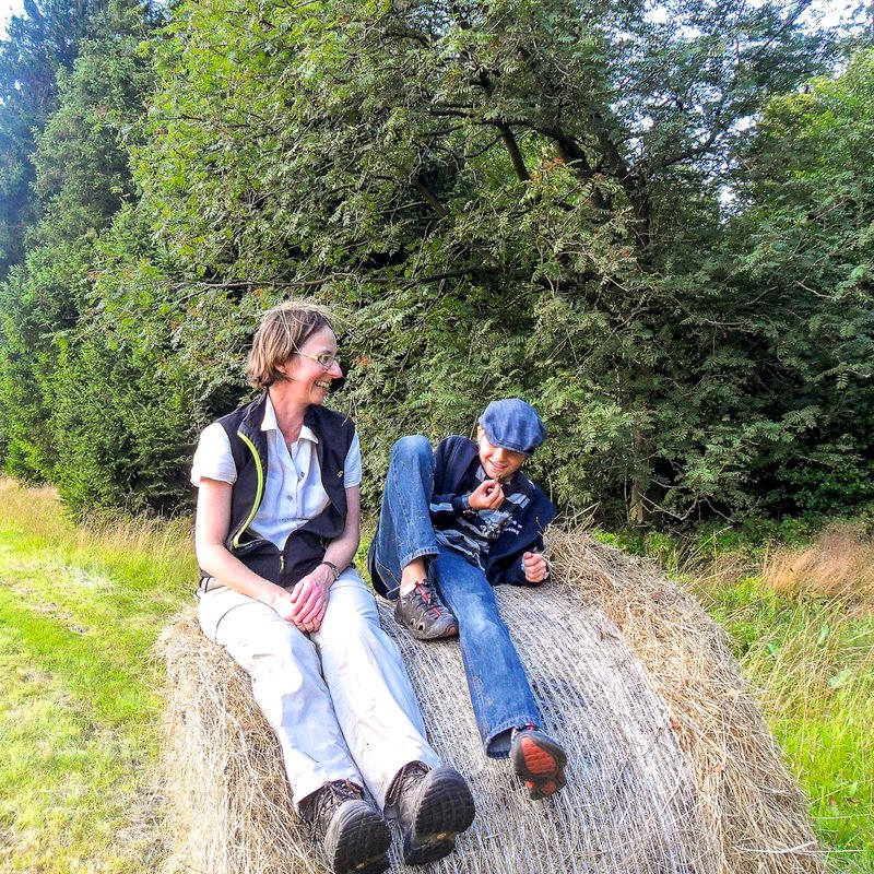 Autorin Annette Sievers mit ihrem Neffen auf einem Heuballen