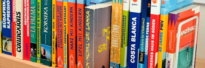 pmv-Bücher aus verschiedenen Jahren in unterschiedlichem Design: 1976 – 2020