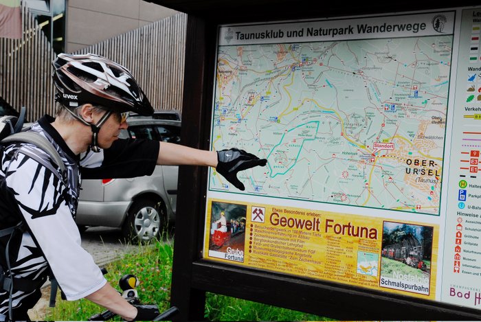 Fahrradfahrer liest Infotafel