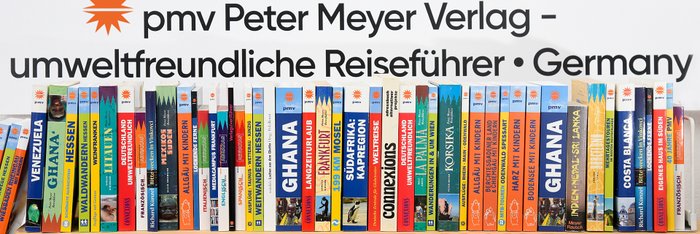 pmv-Bücher aus verschiedenen Jahren in unterschiedlichem Design: 1976 – 2020