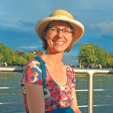 Portrait: Autorin Annette Sievers auf einem Schiff auf dem Bodensee