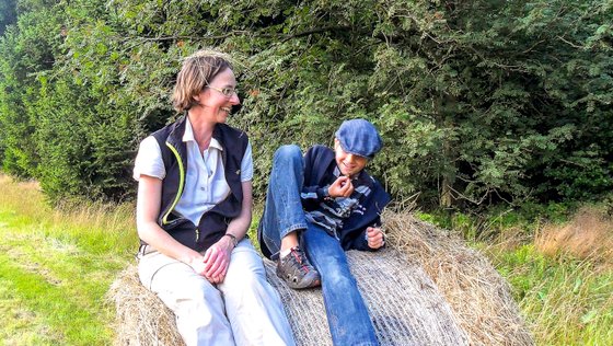 Autorin Annette Sievers mit ihrem Neffen auf einem Heuballen