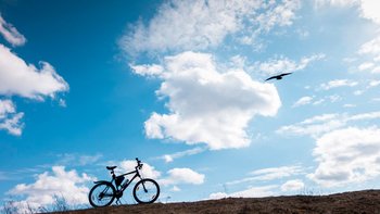 Fahrrad vor blau-weißem Himmel